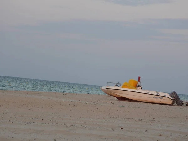 Hermosa playa de arena y agua clara, isla de Djerba, Túnez — Foto de Stock