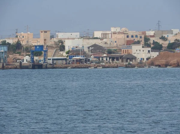 Tunecina. Tunisie du Sud. Ile de Djerba. Houmt Souk. Le port de p che Tunisia. Sur de Túnez Isla de Djerba. Houmt Souk. Puerto pesquero — Foto de Stock