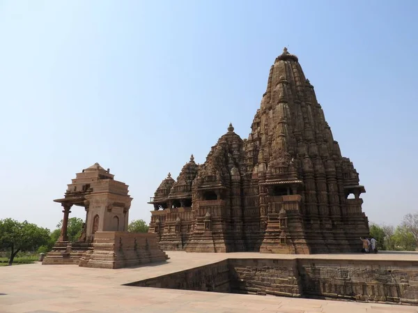 Западная группа храмов Кхаджурахо, в ясный день, Мадхья-Прадеш Индия является объектом всемирного наследия ЮНЕСКО, известным сценами Камасутры и эротическими фигурами . — стоковое фото
