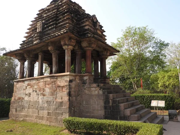 Die westliche gruppe der khajuraho-tempel, an klaren tagen ist madhya pradesh indien ein unesco-weltkulturerbe, bekannt für kama-sutra-szenen und erotische sex-figuren. — Stockfoto