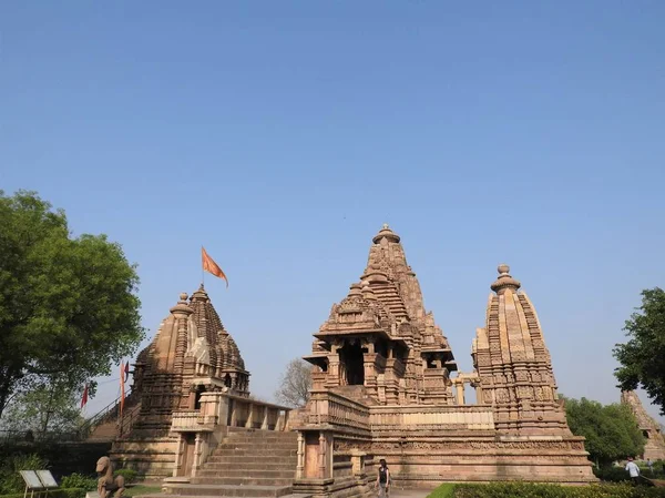 Il gruppo occidentale di templi Khajuraho, in una giornata limpida, Madhya Pradesh India è un patrimonio mondiale dell'UNESCO, noto per le scene di Kama Sutra e figure sessuali erotiche. . — Foto Stock
