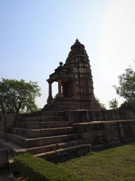 Den västra gruppen av Khajuraho tempel, på en klar dag, är Madhya Pradesh Indien en UNESCO världsarvslista, känd för Kama Sutra scener och erotiska sexfigurer. — Stockfoto