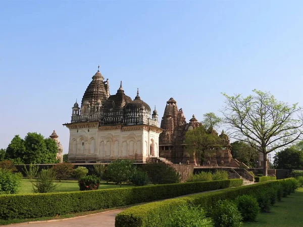 El grupo occidental de templos Khajuraho, en un día claro, Madhya Pradesh India es un sitio del patrimonio mundial de la UNESCO, conocido por escenas de Kama Sutra y figuras eróticas del sexo . —  Fotos de Stock