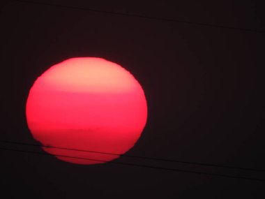 Gün batımı ufuk deniz su manzara. Gün batımı deniz ufuk panorama. Günbatımı turuncu günbatımı deniz ufuk manzaraya