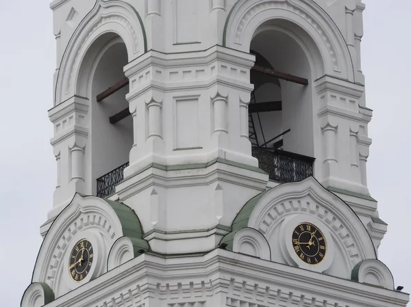 Az ortodox kolostor harangtornyának elemei egy kis orosz faluban, Nikolo-sivatagok Berlyukovszki járás. — Stock Fotó