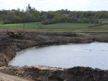 Rusya'da paslı eski binalar, bir vinç ve kutup onarım işleri
