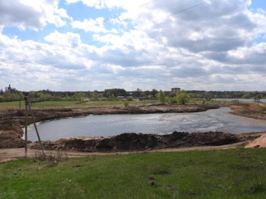 Rusya'da paslı eski binalar, bir vinç ve kutup onarım işleri