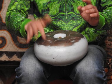 Bir adam gökyüzü yakın çekim karşı Ulusal müzik aleti Tibet şarkı kase çalış
