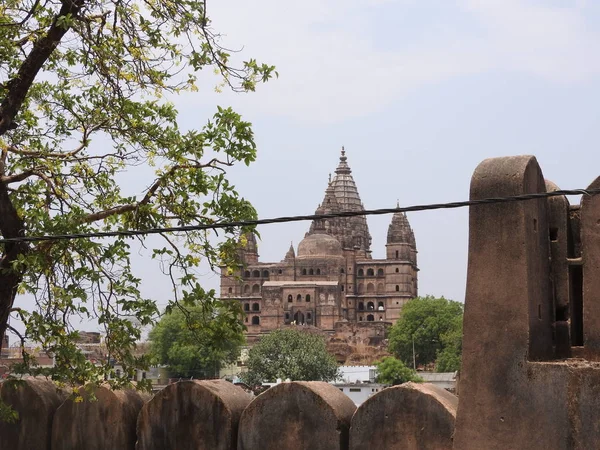 Джехангир, природа вокруг Форта Орчха, индуистская религия, древняя архитектура, Орчха, Мадхья-Прадеш, Индия . — стоковое фото
