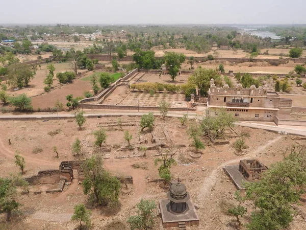 Jehanδιρ, φύση γύρω από το Fort Orchha, ινδουιστική θρησκεία, αρχαία αρχιτεκτονική, Orchha, Μαντία Πράντες, Ινδία. — Φωτογραφία Αρχείου