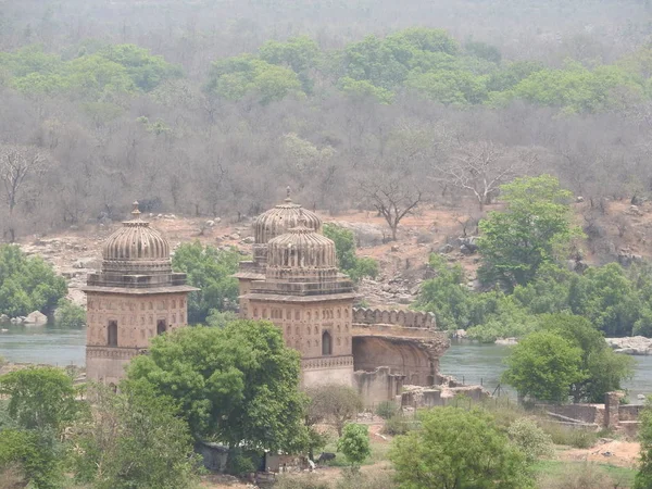 Jehangir, příroda kolem pevnosti Orchha, hinduistické náboženství, starověká architektura, Orchha, Madhya Pradesh, Indie. — Stock fotografie