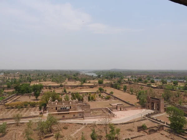 Jehangir, příroda kolem pevnosti Orchha, hinduistické náboženství, starověká architektura, Orchha, Madhya Pradesh, Indie. — Stock fotografie