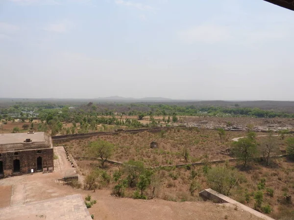 Jehangir, natura intorno a Fort Orchha, religione indù, architettura antica, Orchha, Madhya Pradesh, India . — Foto Stock