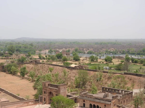 Jehangir, příroda kolem pevnosti Orchha, hinduistické náboženství, starověká architektura, Orchha, Madhya Pradesh, Indie. — Stock fotografie