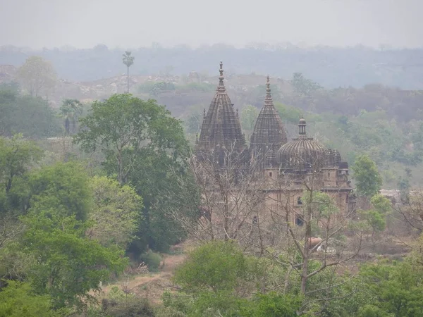 Jehangir, naturaleza alrededor de Fort Orchha, religión hindú, arquitectura antigua, Orchha, Madhya Pradesh, India . — Foto de Stock