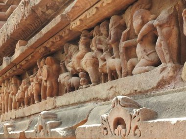 Antik kısma Khajuraho, Hindistan'da ünlü erotik Tapınağı'nda. Çoğu Khajuraho Tapınağı 950 ve 1050 arasında Chandela Hanedanı tarafından inşa edildi.