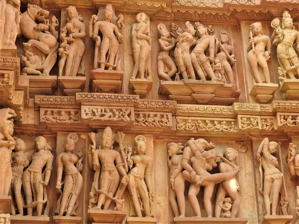 Fresky jsou erotické uvnitř chrámů západní skupiny, včetně Visvanatha-Khajuraho, Madhya Pradesh, Indie, dědictví Unesco — Stock fotografie