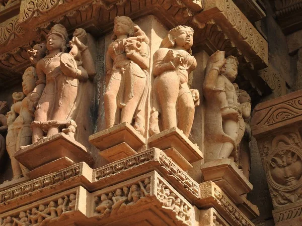 Fresky jsou erotické uvnitř chrámů západní skupiny, včetně Visvanatha-Khajuraho, Madhya Pradesh, Indie, dědictví Unesco — Stock fotografie