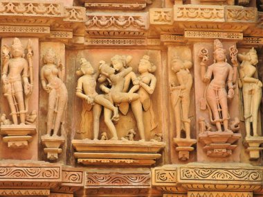 Vishvanatha Tapınağı 'ndaki Erotik İnsan Heykelleri, Khajuraho' nun batı tapınakları, Madhya Pradesh, Hindistan. 1050 civarında inşa edilen Khajuraho, UNESCO Dünya Mirası sitesi ve erotizm için turistik bir yer..