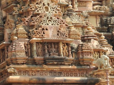 Sex Poses - Tapınak Khajuraho, Hindistan batı grubunda Hindu tapınağının duvarında Kamasutra sahneleri yakın