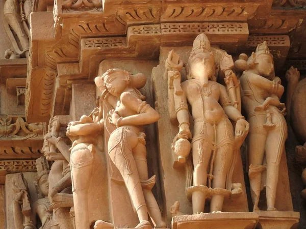 Freski są erotyczne wewnątrz świątyń zachodnich grupy, w tym Visvanatha-Khajuraho, Madhya Pradesh, Indie, dziedzictwa Unesco — Zdjęcie stockowe