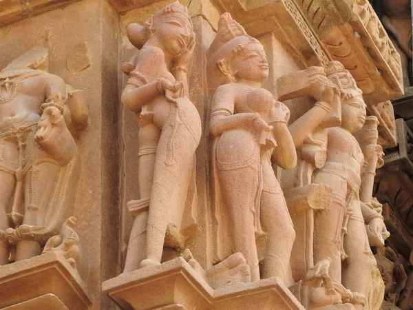 Freski są erotyczne wewnątrz świątyń zachodnich grupy, w tym Visvanatha-Khajuraho, Madhya Pradesh, Indie, dziedzictwa Unesco — Zdjęcie stockowe