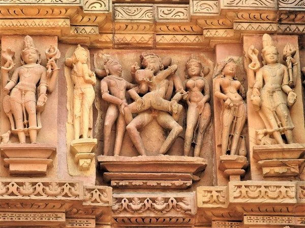 Fresky jsou erotické uvnitř chrámů západní skupiny, včetně Visvanatha-Khajuraho, Madhya Pradesh, Indie, dědictví Unesco — Stock fotografie