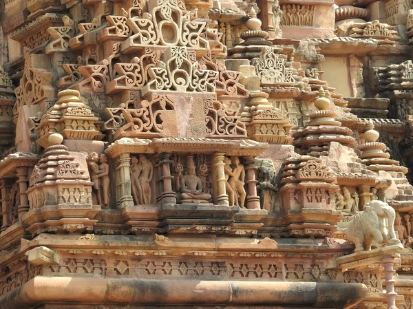 Kön Poses-närbild av Kamasutra scener på väggen av hinduiska templet i västra gruppen av templet Khajuraho, Indien — Stockfoto