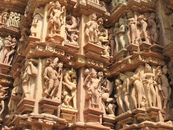 The frescoes are erotic inside the temples of the Western group including Visvanatha-Khajuraho, Madhya Pradesh, India, UNESCO heritage — Stock Photo, Image