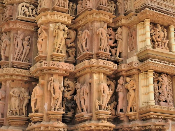 The frescoes are erotic inside the temples of the Western group including Visvanatha-Khajuraho, Madhya Pradesh, India, UNESCO heritage — Stock Photo, Image