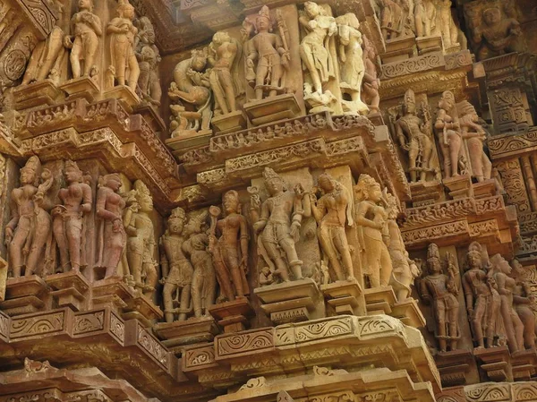 Fresky jsou erotické uvnitř chrámů západní skupiny, včetně Visvanatha-Khajuraho, Madhya Pradesh, Indie, dědictví Unesco — Stock fotografie