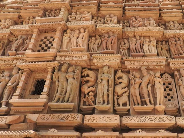 Freskerna är erotiska inuti templen i västra gruppen inklusive Visvanatha-Khajuraho, Madhya Pradesh, Indien, Unesco heritage — Stockfoto