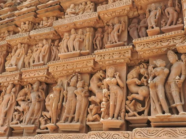 インドのマディヤ・プラデーシュ州カジュラホの西側の寺院、ヴィシュヴァナタ寺院でエロティックな人間の彫刻。1050年頃に建てられたカジュラホはユネスコの世界遺産に登録されており、エロチカの観光地です。. — ストック写真