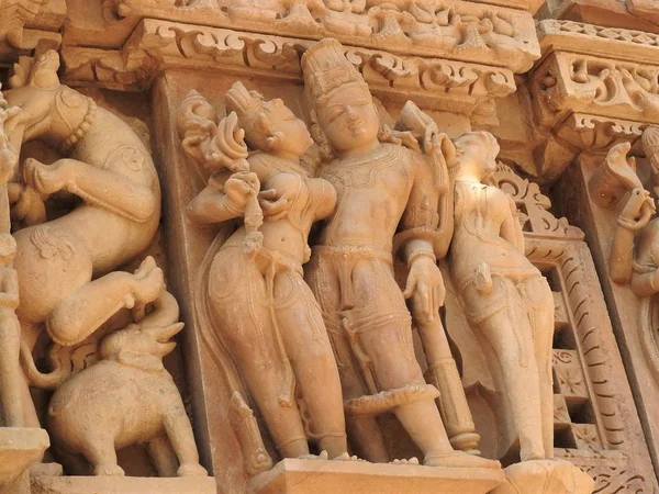 Freskerna är erotiska inuti templen i västra gruppen inklusive Visvanatha-Khajuraho, Madhya Pradesh, Indien, Unesco heritage — Stockfoto