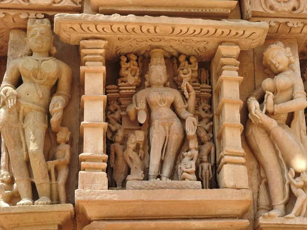 Freskerna är erotiska inuti templen i västra gruppen inklusive Visvanatha-Khajuraho, Madhya Pradesh, Indien, Unesco heritage — Stockfoto