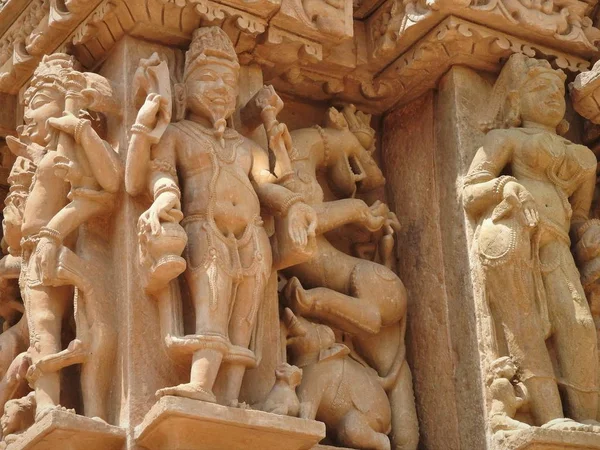 Sex-pózy-blízko scén Kamasutra na stěně hinduistického chrámu v západní skupině chrámu Khajuraho, Indie — Stock fotografie