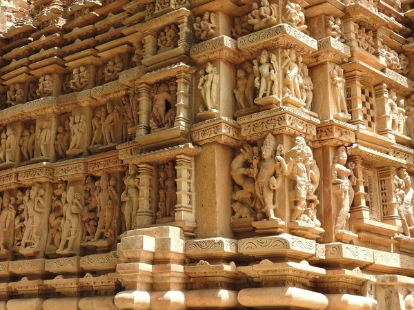 Sex-pózy-blízko scén Kamasutra na stěně hinduistického chrámu v západní skupině chrámu Khajuraho, Indie — Stock fotografie