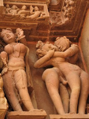 Erotik heykeller ve kajuraho tapınaklarda adam seks pozlar, Madhya Pradesh, Hindistan. 1050 civarında inşa edilmiş, bir Unesco dünya mirası, bir turizm beldesidir. Dokular ve kartpostallar kavramı.