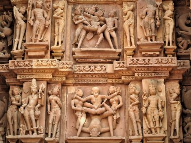 Erotik heykeller ve kajuraho tapınaklarda adam seks pozlar, Madhya Pradesh, Hindistan. 1050 civarında inşa edilmiş, bir Unesco dünya mirası, bir turizm beldesidir. Dokular ve kartpostallar kavramı.