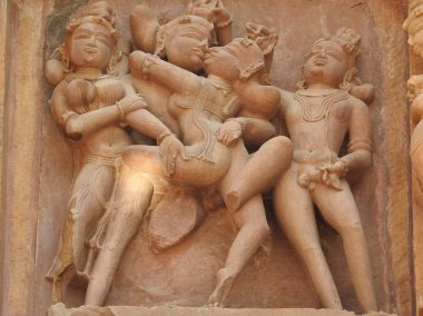 Erotik heykeller ve kajuraho tapınaklarda adam seks pozlar, Madhya Pradesh, Hindistan. 1050 civarında inşa edilmiş, bir Unesco dünya mirası, bir turizm beldesidir. Dokular ve kartpostallar kavramı.