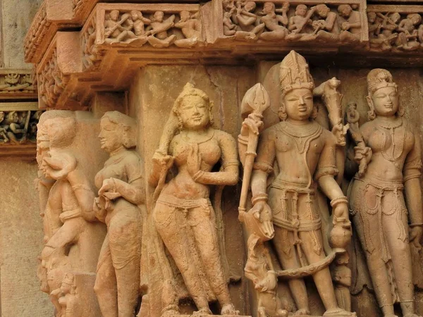 Sculture erotiche e pose sessuali dell'uomo nei templi kajuraho, Madhya Pradesh, India. Costruito intorno al 1050, è un patrimonio mondiale dell'UNESCO, una destinazione turistica. Il concetto di texture e cartoline . — Foto Stock