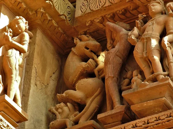 Erotik heykeller ve kajuraho tapınaklarda adam seks pozlar, Madhya Pradesh, Hindistan. 1050 civarında inşa edilmiş, bir Unesco dünya mirası, bir turizm beldesidir. Dokular ve kartpostallar kavramı. — Stok fotoğraf