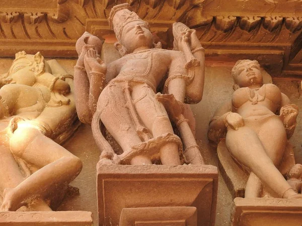 カジュラホ寺院のエロティックな彫刻とセックスポーズ, マディヤプラデシュ, インド.1050年頃に建てられたユネスコの世界遺産に登録されています。テクスチャとはがきの概念. — ストック写真