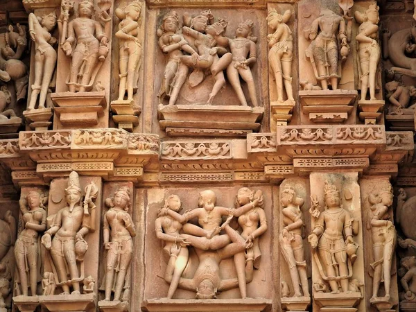Erotik heykeller ve kajuraho tapınaklarda adam seks pozlar, Madhya Pradesh, Hindistan. 1050 civarında inşa edilmiş, bir Unesco dünya mirası, bir turizm beldesidir. Dokular ve kartpostallar kavramı.