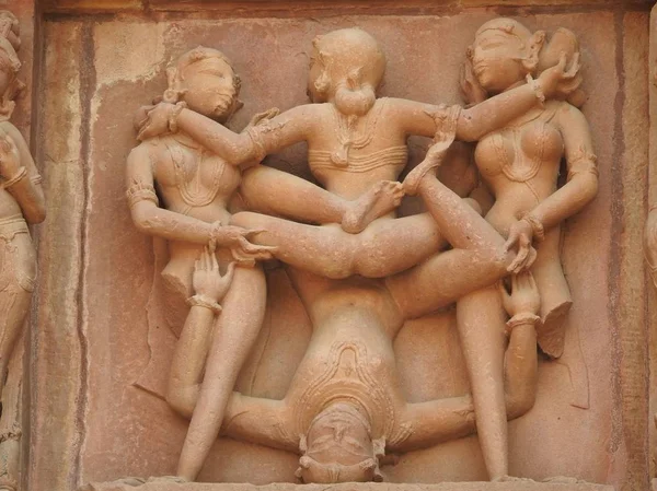 Erotische sculpturen en seks poses van de mens in kajuraho tempels, Madhya Pradesh, India. Gebouwd rond 1050, het is een UNESCO World Heritage site, een toeristische bestemming. Het concept van texturen en ansichtkaarten. — Stockfoto