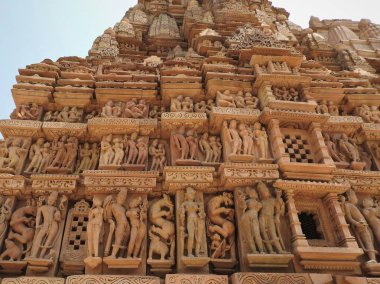 Erotik heykeller ve kajuraho tapınaklarda adam seks pozlar, Madhya Pradesh, Hindistan. 1050 civarında inşa edilmiş, bir Unesco dünya mirası, bir turizm beldesidir. Dokular ve kartpostallar kavramı.