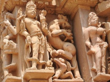 Erotik heykeller ve kajuraho tapınaklarda adam seks pozlar, Madhya Pradesh, Hindistan. 1050 civarında inşa edilmiş, bir Unesco dünya mirası, bir turizm beldesidir. Dokular ve kartpostallar kavramı.