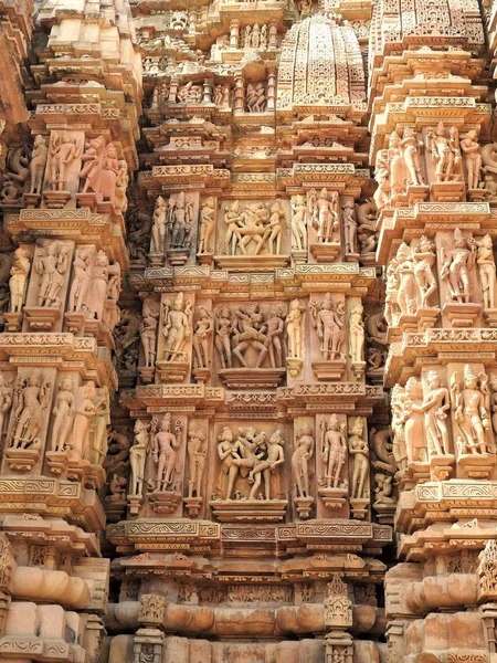 Эротические скульптуры и сексуальные позы человека в храмах Каджурахо, Мадхья-Прадеш, Индия. Построенный около 1050 года, он является объектом Всемирного наследия ЮНЕСКО, туристическим направлением. Концепция текстур и открыток . — стоковое фото