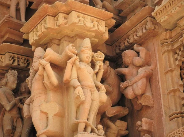 Erotické sochy a pohlavní styk člověka v kajuraho chrámech, Madhya Pradesh, Indie. Je postaven kolem 1050 a je místem, kde se nachází seznam světového dědictví UNESCO, turistické destinace. Koncepce textur a pohlednic. — Stock fotografie