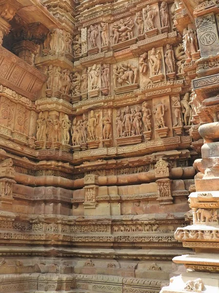 Эротические скульптуры и сексуальные позы человека в храмах Каджурахо, Мадхья-Прадеш, Индия. Построенный около 1050 года, он является объектом Всемирного наследия ЮНЕСКО, туристическим направлением. Концепция текстур и открыток . — стоковое фото